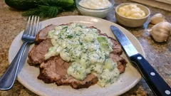 Kalter Schweinebraten fürs Buffet: saftiger Nacken mit cremiger Gurkensauce