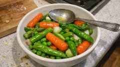 Buttergemüse wie im Restaurant: knackiges Frühlingsgemüse in 10 Minuten aus der Pfanne