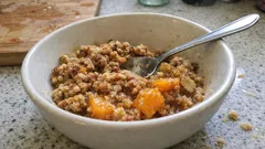 Aprikosen-Crumble mit Dinkel-Mandel-Streuseln – warm, fruchtig und schnell gemacht
