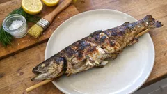 Steckerlfisch vom Grill: Forelle am Stock mit knuspriger Haut und Zitronen-Dill