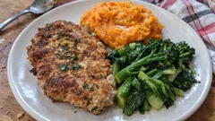 Marinierte Schweineschnitzel mit Kräuter-Zitrone – dazu cremiger Süßkartoffelstampf