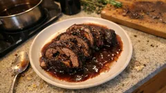 Wildschweinrollbraten in Rotweinsoße – so wird er im Bräter herrlich zart