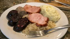 Deftig wie bei Oma: Blut- und Leberwurst auf Sauerkraut mit Kassler und Püree
