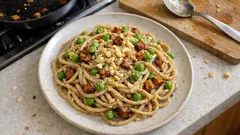 Vegetarische Carbonara mit Räuchertofu und Erbsen – cremig in 20 Minuten