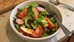 Knackiger Blattsalat mit Apfel & Tomaten – schnelle Senf‑Vinaigrette in 10 Minuten