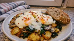 Bratkartoffeln mit Spinat und Pilzen – so werden sie richtig knusprig (mit Ei)