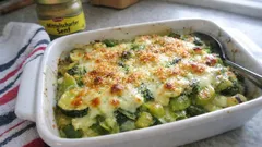 Gemüsegratin mit Mozzarella: so wird’s im Ofen goldbraun und saftig