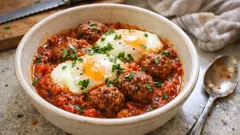 Tajine mit Hackbällchen und Eiern: würziges Schmorgericht direkt aus dem Topf