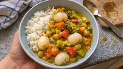 Gemüsecurry mit Basmatireis und Litschi – cremig, frisch und leicht exotisch