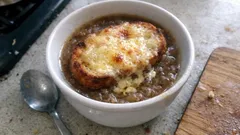 Überbackene Zwiebelsuppe mit Raclettekäse: herzhaftes Ofen-Rezept für kalte Tage