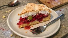 Beeren-Baiser-Kuchen mit Johannisbeeren & Stachelbeeren – locker, fruchtig, knusprig