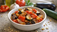 Mediterranes Ofengemüse: einfach schneiden, würzen – der Ofen macht den Rest