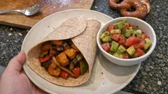Veganer Kürbis-Wrap mit Röstaroma – warmes Pfannengemüse & Tomaten-Avocado-Salat