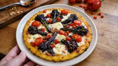 Polenta-Pizza mit lila Brokkolini: knuspriger Boden ganz ohne Hefeteig