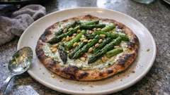 Frühlingsfladen aus dem Ofen: Dinkelboden mit Bärlauchcreme und grünem Spargel