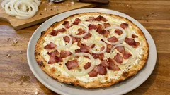 Klassischer Flammkuchen mit Putenspeck & Zwiebeln – knusprig wie aus dem Elsass