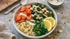 Vegane Möhren-Grünkohl-Pfanne mit Bulgur – dazu ein cremiger Zitronen-Tahini-Dip