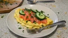 Cremiges Omelett mit Räucherlachs und Gurke – in 15 Minuten auf dem Tisch