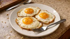 Spiegelei wie im Café: Mit sanfter Hitze und Butter bleibt das Eigelb cremig