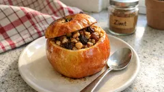 Veganer Bratapfel aus dem Ofen: mit Dinkel-Haselnuss-Füllung, ganz einfach