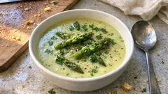 Leichte Spargelsuppe mit Kerbel – cremig, schnell und voller Spargelaroma