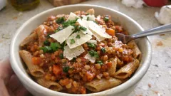 Sämige Linsen-Gemüse-Bolognese – würzig wie klassisch und perfekt zu Vollkornpasta