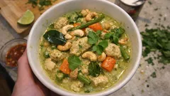 Schnelles Hähnchen-Curry mit Kokosmilch & Erdnussbutter – in 25 Minuten fertig