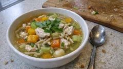 Hühnersuppe wie bei Oma – klare Brühe mit gerösteten Zwiebeln und Vollkornnudeln