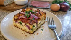 Pikanter Brotauflauf mit Brötchen vom Vortag – knusprig oben, saftig innen