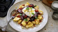 Polenta-Schmarrn aus dem Ofen: glutenfrei, luftig und mit warmem Pflaumenkompott