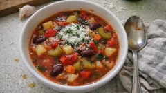 Deftige Gemüsesuppe mit Kidneybohnen und Tomaten – sämig, würzig und ganz einfach im Topf