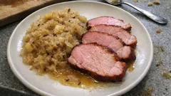 Kasseler mit Sauerkraut im Topf – saftig geschmort mit Apfel und Weißwein