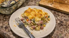 Cremiger Nudelauflauf mit Béchamel – mit TK-Gemüse und Schinken ganz unkompliziert