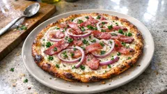 Elsässer Flammkuchen vom Blech: knuspriger Dinkelteig mit Schmand und Speck