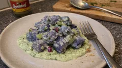Blauer Kartoffelsalat mit Kräuter-Joghurt-Sauce – farbenfroh, cremig und nicht wässrig