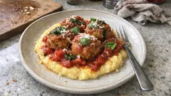 Putenhackbällchen mit Käse auf cremiger Polenta – einfach, glutenfrei und richtig herzhaft