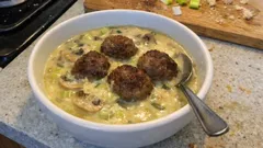 Cremige Lauchsuppe mit Gouda und Fleischbällchen – schnell gemacht, richtig sättigend