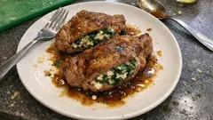 Gefüllte Kalbskoteletts mit Rucola-Ricotta – saftig aus der Pfanne mit feiner Sauce