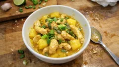 Curry-Geschnetzeltes mit Ananas – schnelles Hähnchen aus der Pfanne, schön saftig