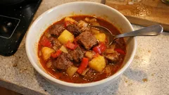 Kesselgulasch wie vom Lagerfeuer: zartes Rind, Paprika und Kartoffeln aus einem Topf