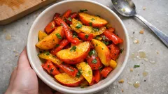 Paprika-Pfirsich-Salat mit gerösteter Paprika – sommerlich, fruchtig, schnell vorbereitet