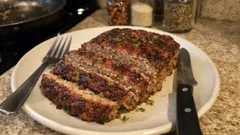 Saftiger Hackbraten mit Thymian und Speck – so gelingt er im Ofen ganz einfach