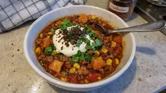 Veganer Linsen-Chili mit Kakao: Kürbis, Espresso und Schoko für mehr Tiefe