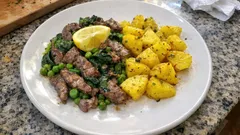 Rindergeschnetzeltes in 20 Minuten: saftig mit Erbsen, Spinat und Safrankartoffeln