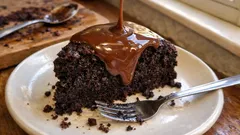 Schokoladenkuchen mit Kaffeenote und warmer Schokosauce – einfach saftig