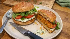 Vegane Linsen-Burger aus der Pfanne: außen kross, innen saftig – mit Kräutercreme