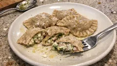 Selbstgemachte Dinkel-Ravioli mit Ricotta-Pesto-Füllung – so gelingen sie sicher