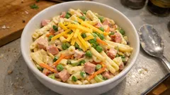 Klassischer Nudelsalat mit Kassler und Cheddar – cremig, herzhaft, gut vorzubereiten