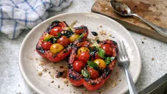 Gegrillte Paprika mit Tomatenfüllung – sommerleicht und in 20 Minuten gemacht