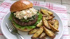 Burger mit cremigem Coleslaw und Ofen-Pommes – so gelingt das Diner-Feeling zu Hause